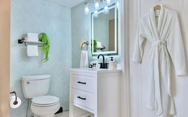 The Colonial Mt. Lebanon by Luxe PGH