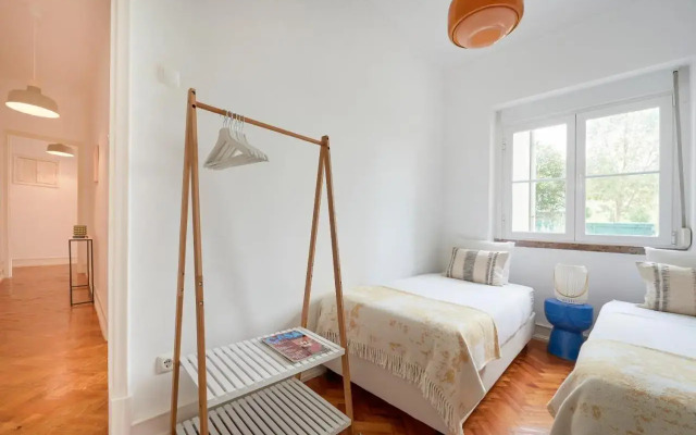 Light-Filled & Renovated Apartment, By TimeCooler