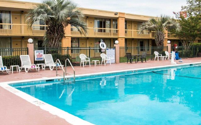 Econo Lodge Savannah Gateway I-95