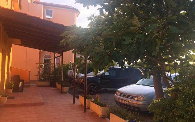 Apartments Damir 2838