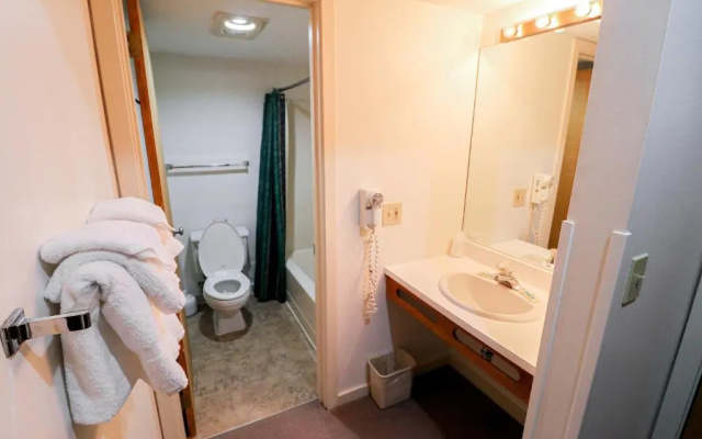 Cedarbrook Hotel Room w/2 Doubles 218