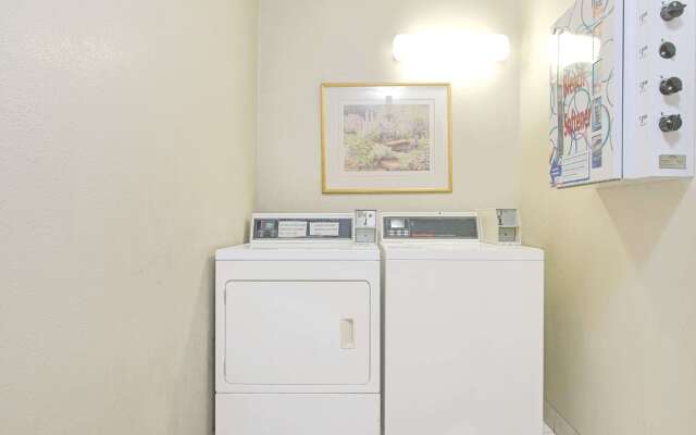 Super 8 by Wyndham Pontoon Beach IL/St. Louis MO Area