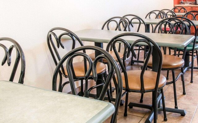 Econo Lodge Cadillac