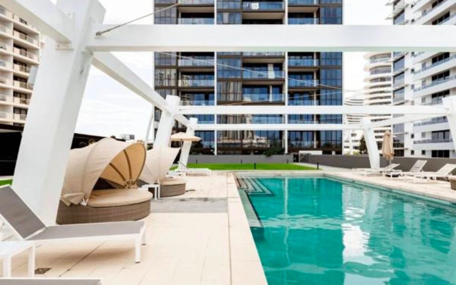 Broadbeach 2 Bedroom FREE WIFI, Netflix & Parking