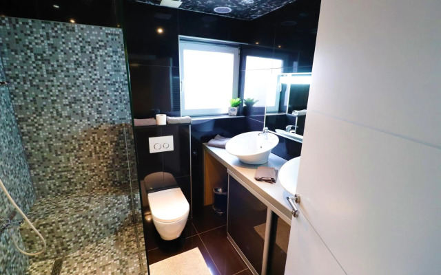 Naomi app,Netflix,between bus and train station