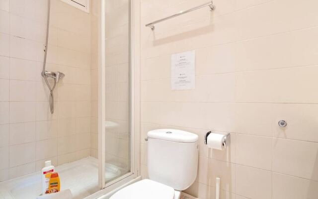 Lovely 2bed W/balcony in City Center, Near Metro