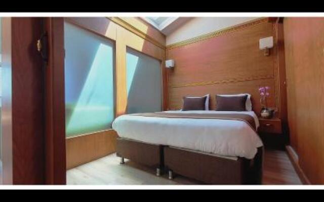 MB Deluxe Suite Hotel