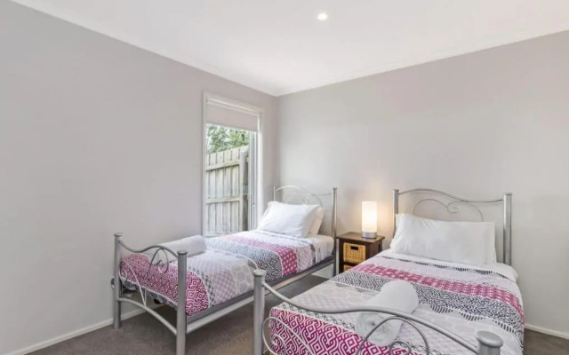 Shemara - Idyllic East Beach property with multiple living areas