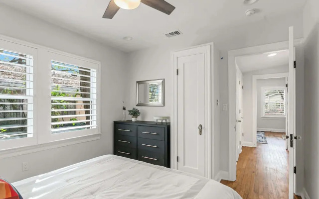 Pool House Oasis - Home for 6