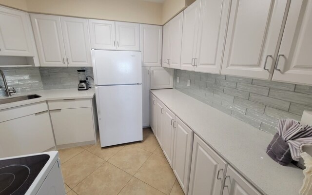 Alexander 1620 3 Bedroom Apts by RedAwning