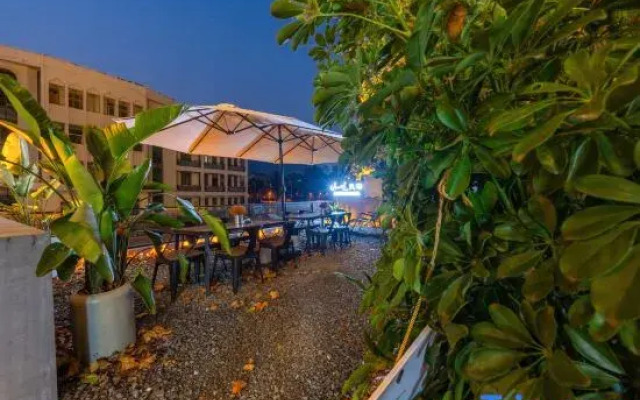 Shanya Light Luxury Intelligent Courtyard Hotel (Zhangjiajie National National Forest Park Store)