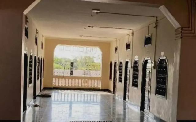 Oyo 702429 Charbhuja Gest House