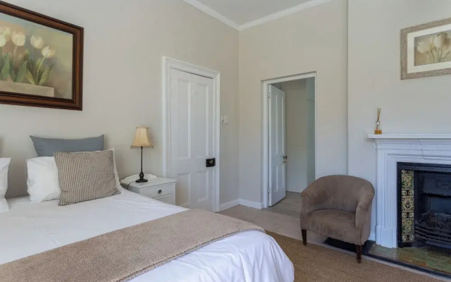 Sandown Lodge