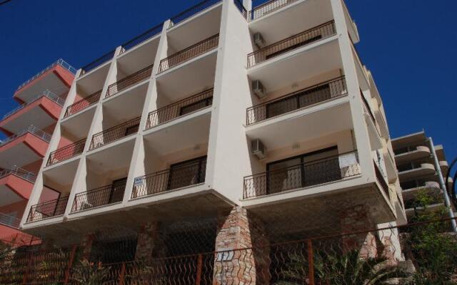 Nikos Hotel and Apartments