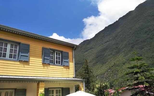 House with 2 Bedrooms in Hell-Bourg, with Wonderful Mountain View, Enclosed Garden And Wifi - 89 Km From the Beach