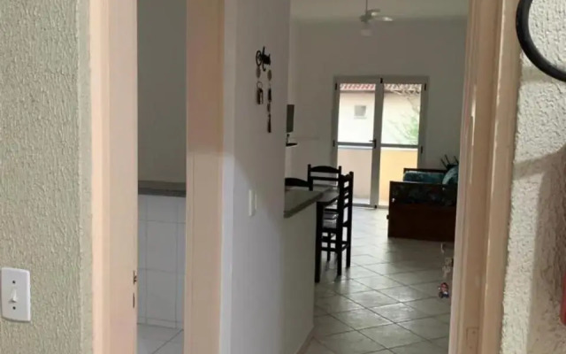Apto c/2 quartos sendo uma suíte c/ar e 2banheiros