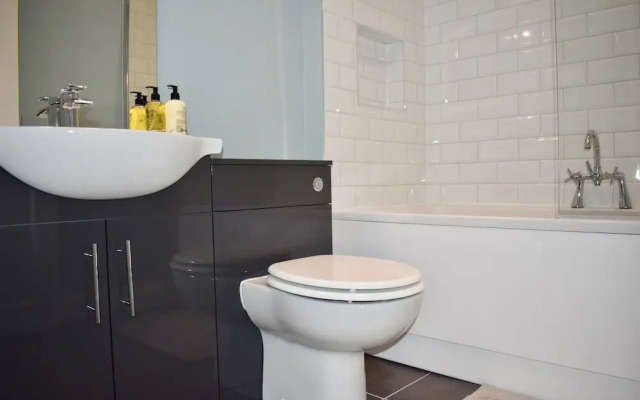 Modern 2 Bedroom Home Close to City Centre