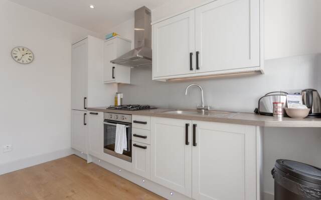 Spacious 2 Bedroom West Kensington Flat