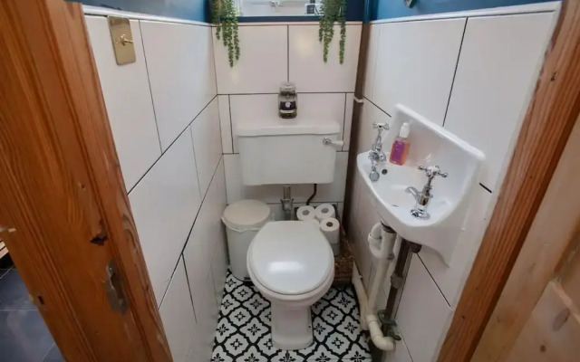 Stylish and Bright 2 Bedroom Flat in Bristol