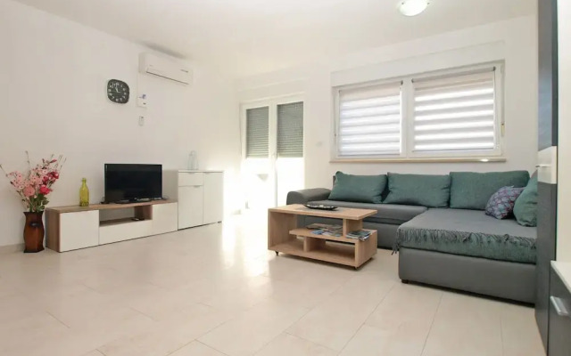 Apartment 1819