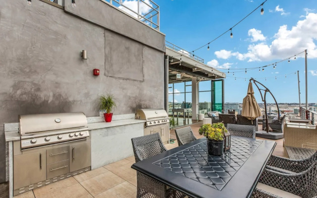 Stylish 2br/2ba At HWH by Oneluxstay