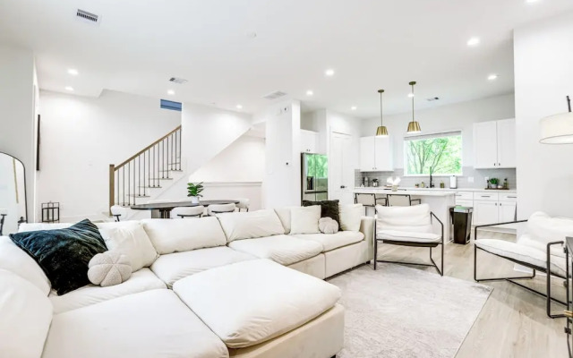 Townhome 2 Mi to Hermann Park, Zoo & Museums!