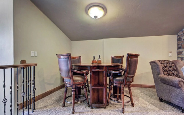 Lofty Fox Villa by RedAwning