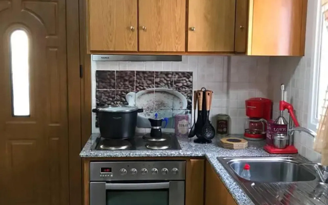 1 Bed - Sleeps 2 - Private Balcony - Free Parking