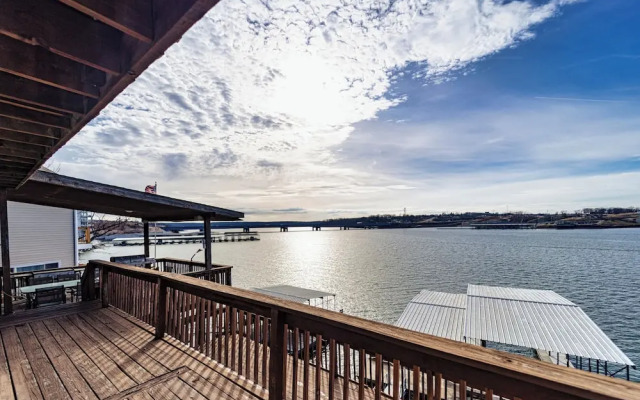 Redbud Retreat Amenity-filled Waterfront Home!