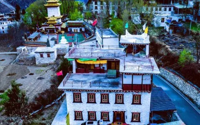 Sangdun Longzhu Homestay (Zhonglu Tibetan Village)
