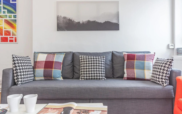 Stunning Self Contained 2 Bedroom Apartment + Parking Sleeps 6