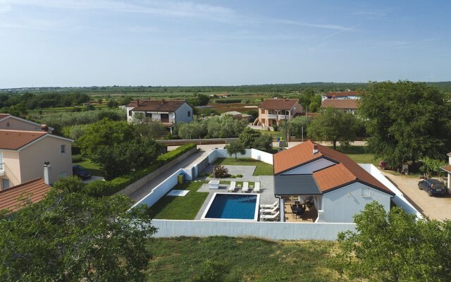 Spacious Holiday Home in Valbandon