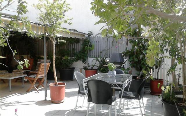 Roof-top garden apartment really well located in Athens