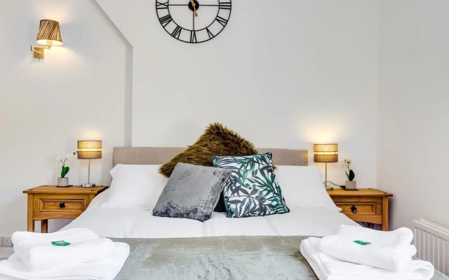 Superb Central First Floor Studio Apartment #8