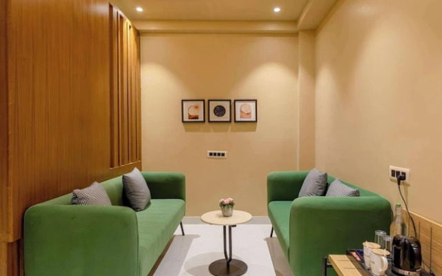 Saltstayz Premier - Sector 50 & Golf Course Ext Road