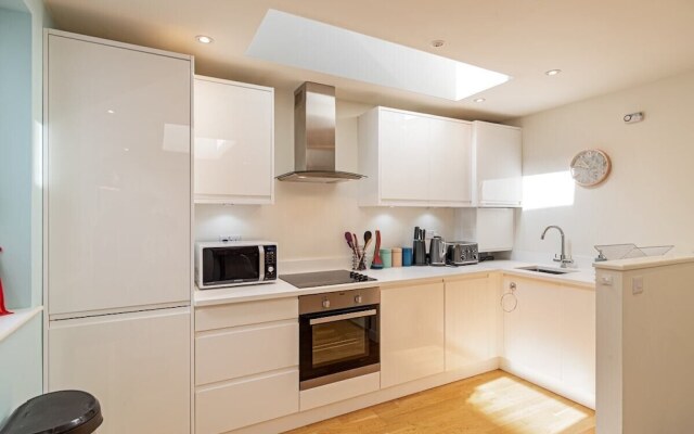 Stunning 2 Bed House W/patio nr Battersea