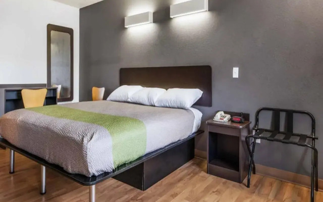 Motel 6 Alexandria, LA - South