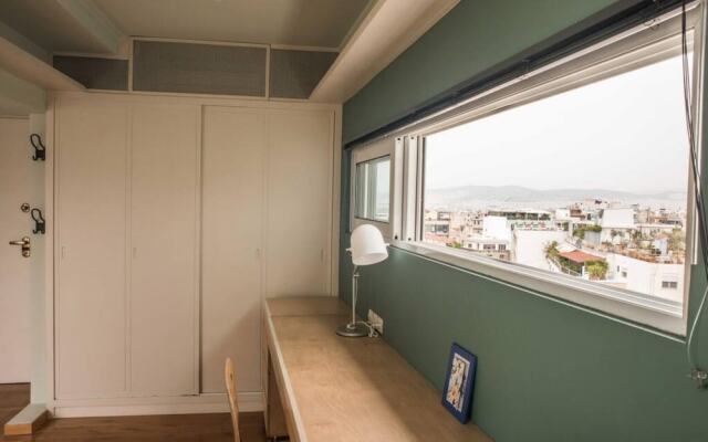 Enjoy View of Parthenon Sunny Flat in the Center