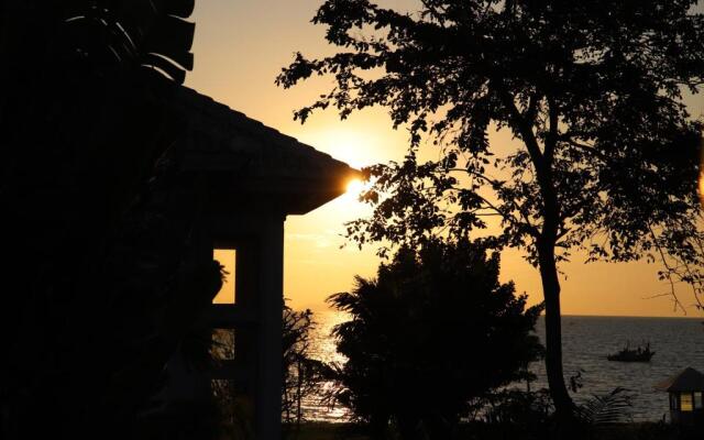 Baan Dhewaran Beachfront Villa