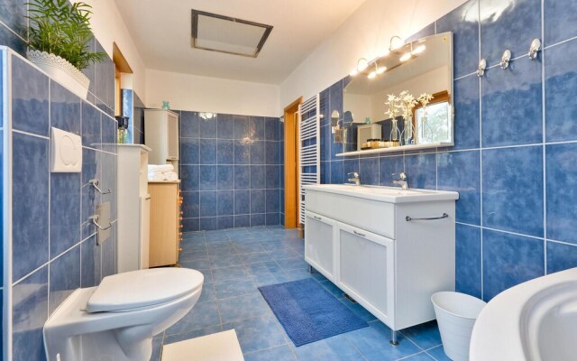 Nice Home in Zagreb With 6 Bedrooms and Wifi