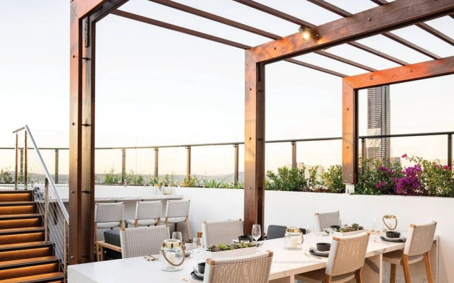 Luxury Apartments w Rooftop Pool CBD