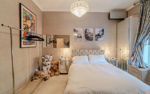 Warm & Welcoming London Escape With Home Touches