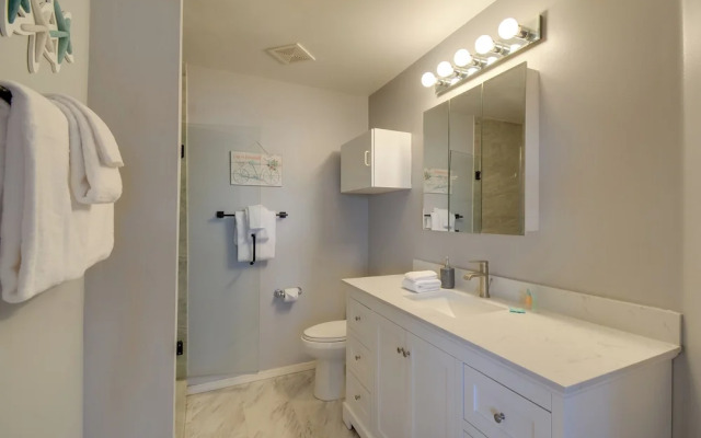 Waterfront PNW Escape w/ Deck & Beach Access!