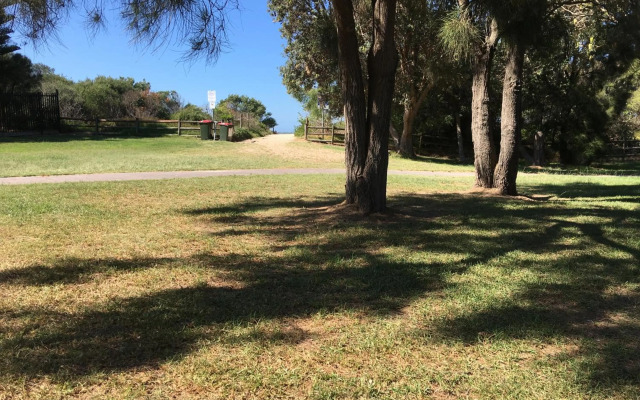 Shellharbour Beach Cottage - walk onto Patrolled beach with flags in summer
