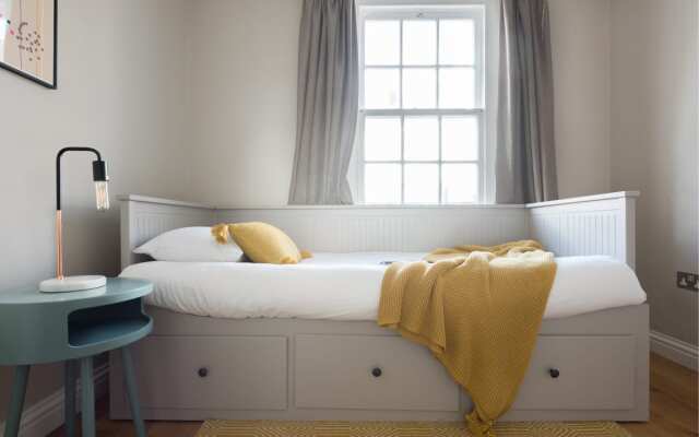 The Navy Court - Scandinavian Inspired 4BDR Central Home