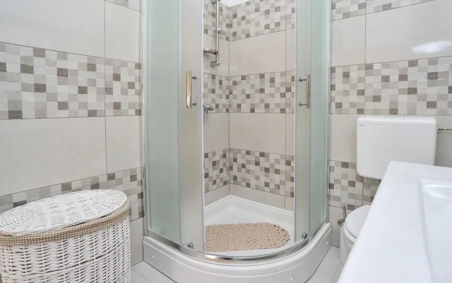 Awesome Home in Gorica With Wifi and 5 Bedrooms