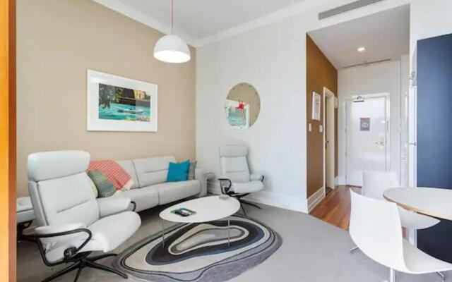 Lovely Bright Apt w/ Pool and Gym by Zodiak Stays