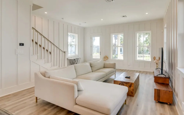 Upscale Home w/ 2 Balconies in Galveston!