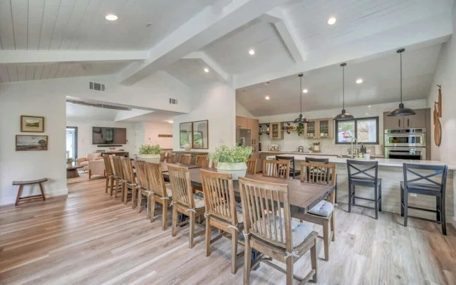 Luxury Riverfront Villa With Firepit & Gameroom!