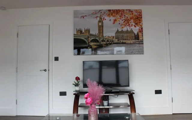 Contemporary 2bed House With Parking